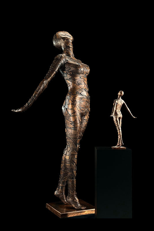 Bronzefigur HOPE von Dennis Josef Meseg – Kunstinstallation Pâtisserie Johanna Hamburg – Kooperation Pâtisserie Johanna Hamburg